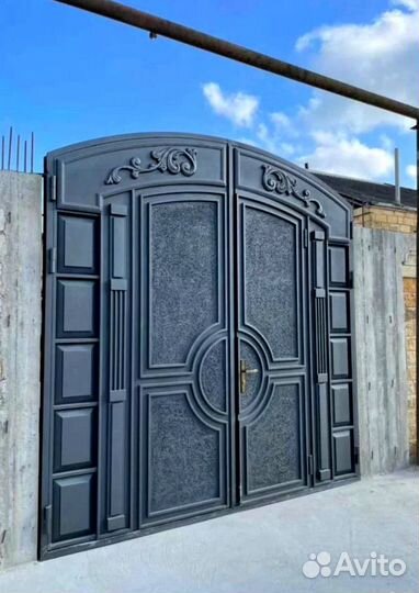 Ворота в Махачкале серые