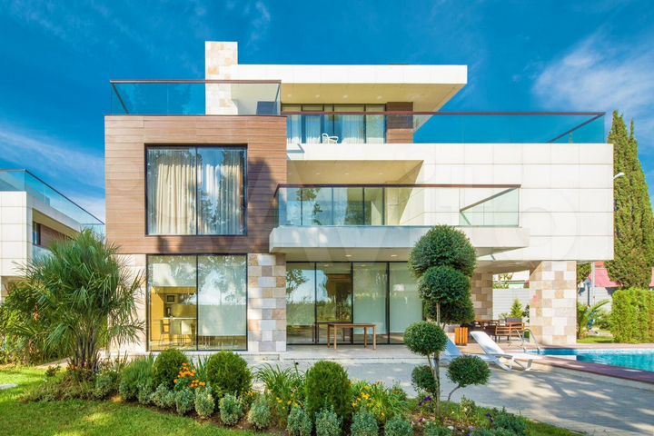 Коттедж 680 м² на участке 8,5 сот.