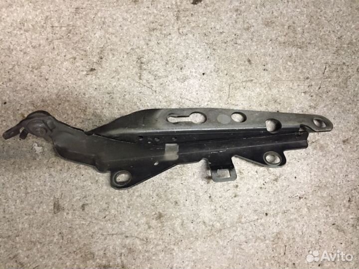 Вольво S60 S80 XC70 петли капота 30716744 8652587