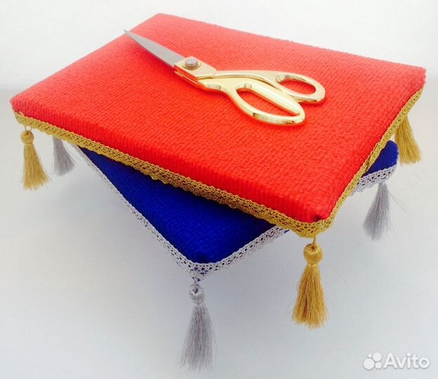 Аренда красной ковровой дорожки и стоек ограждения