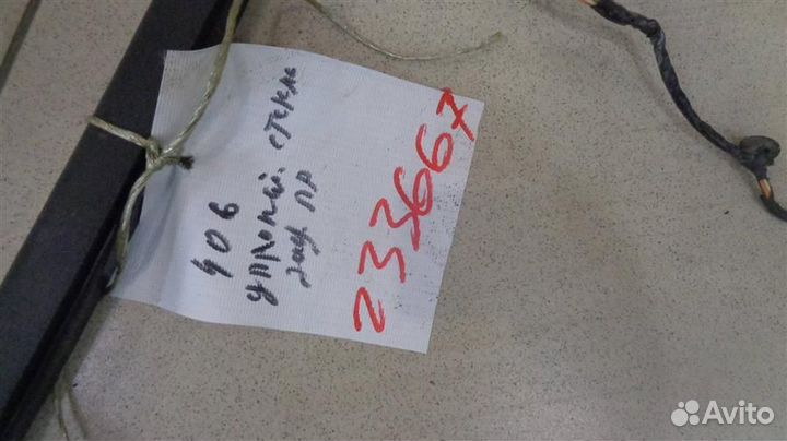 Уплотнитель стекла двери задней правой Peugeot 40