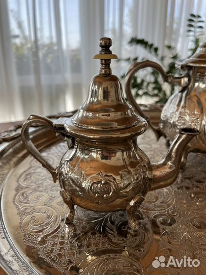 Поднос с чайниками