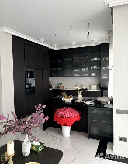 Кухня встроенная с островком