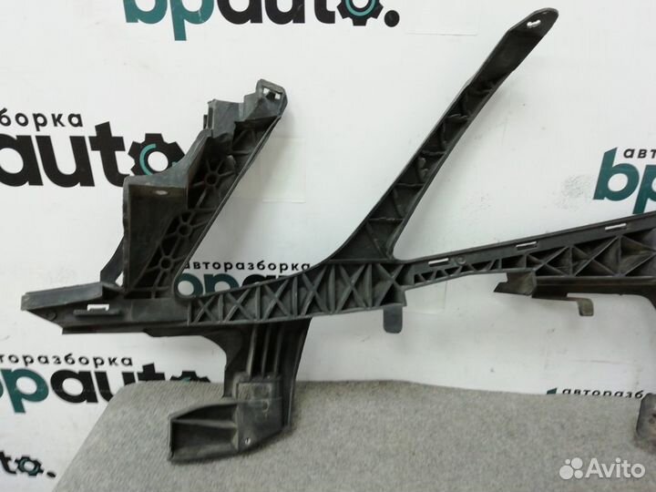 Кронштейн каркас переднего бампера правый AMG