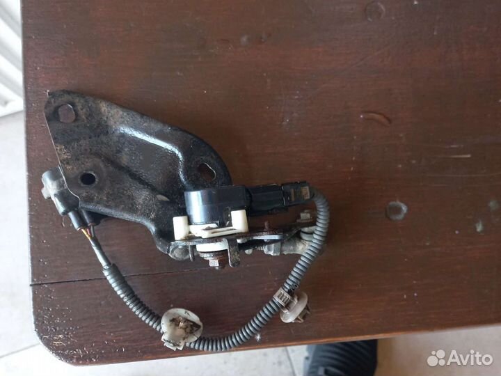 Датчик уровня высоты левый Toyota Prado 150