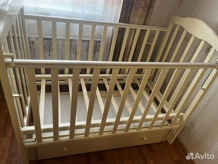 Детская кроватка с маятником