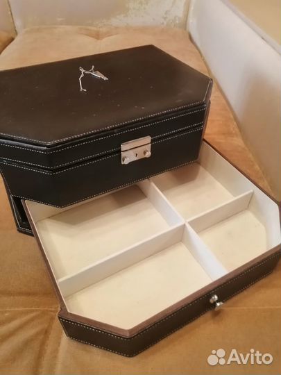 Шкатулка для ювелирных украшений