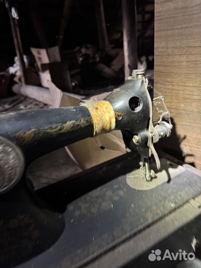 Старинная швейная машинка