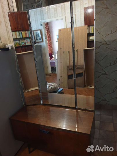 Трюмо с зеркалом