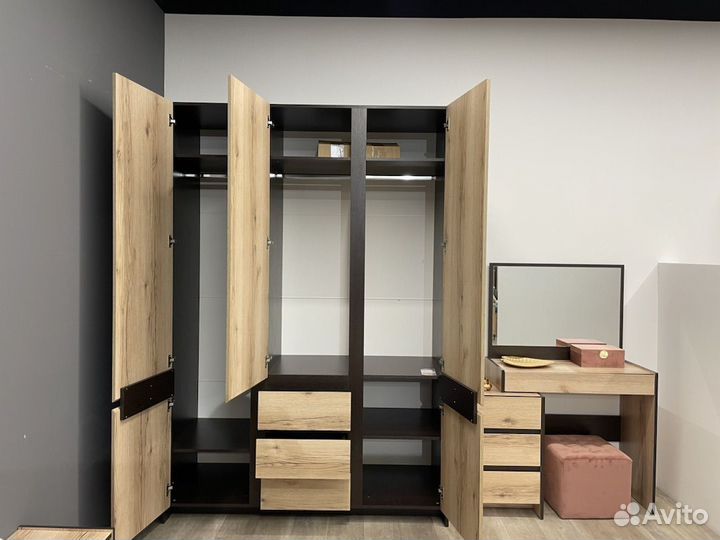 Шкаф 3-х дверный новый