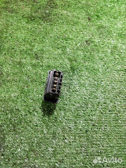 Кнопка центрального замка Renault Logan