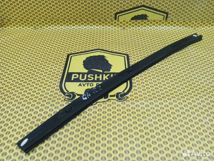 Уплотнитель на дверь нижний задний правый