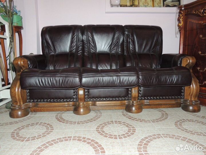 Кожаный комплект: диван и 2 кресла