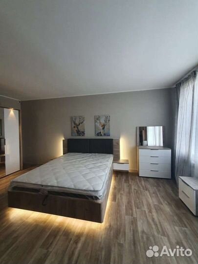 Парящая кровать и две тумбы