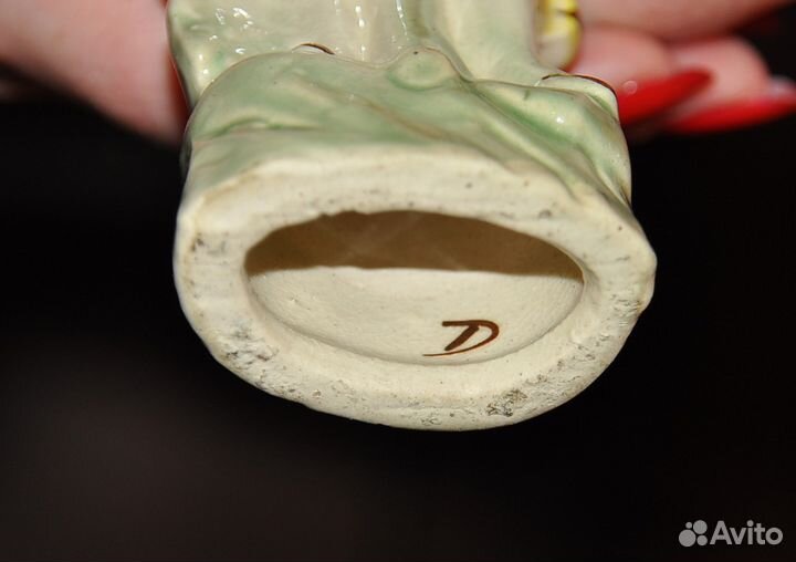 Девушка в шляпе.Фарфор