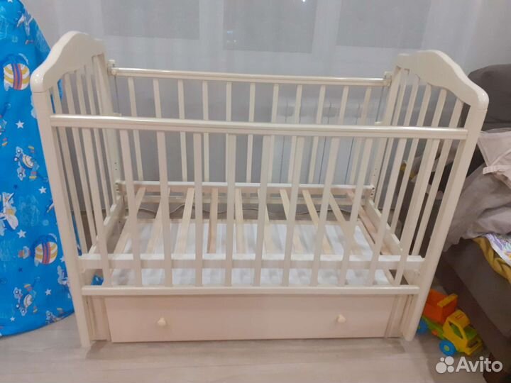 Детская кроватка с продольным маятником