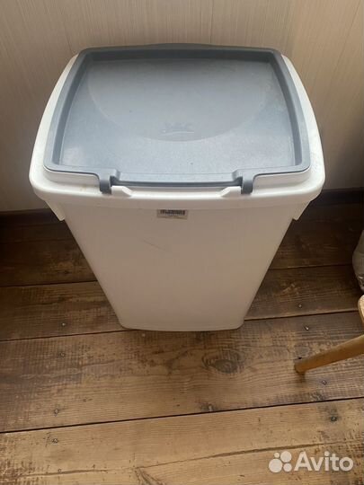 Контейнер для хранения корма