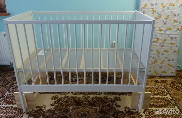 Новая детская кроватка с маятником и матрасиком