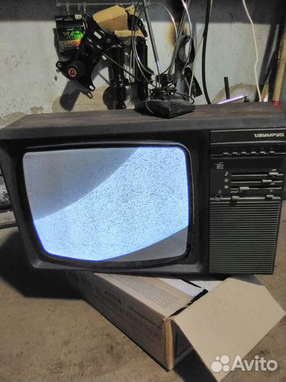 Старинный телевизор изумруд, сделан в стране СССР