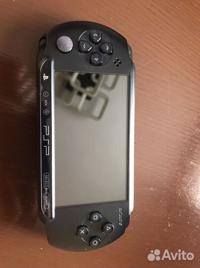 PSP-E1004 с чехлом, зарядкой и 3 игры