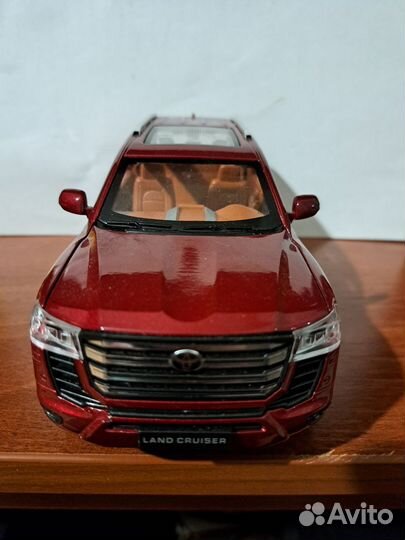 Toyota Land Cruser 300,Mercedes CLS 1:24