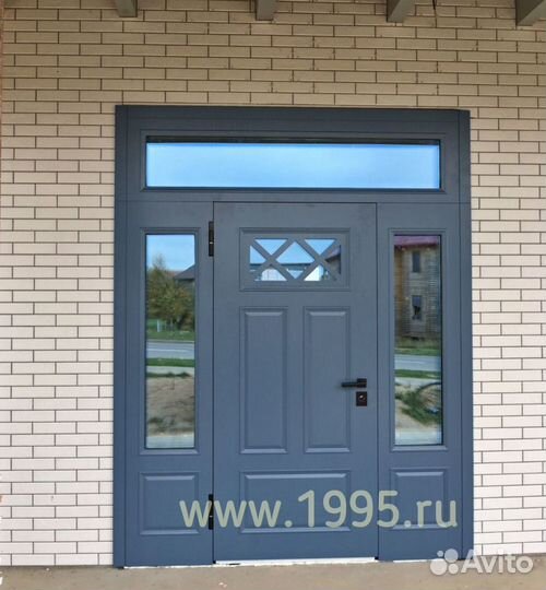 Парадная дверь входная в дом