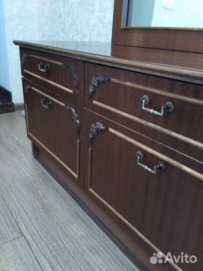 Зеркало, трюмо, тумбочки