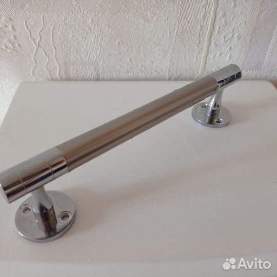 Ручка хромированная, вешалка деревянная