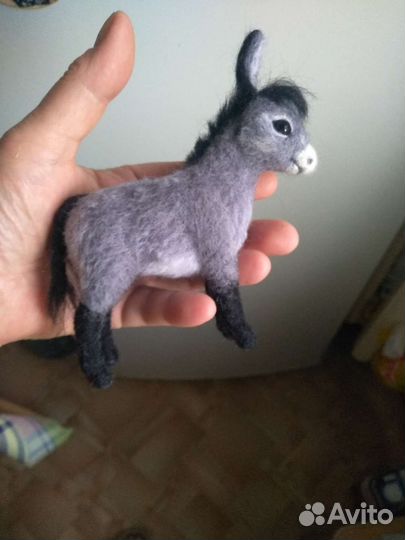 Валяный из шерсти ослик