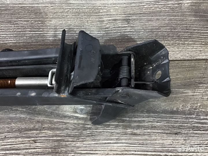 Домкрат штатный новый Volkswagen Tiguan