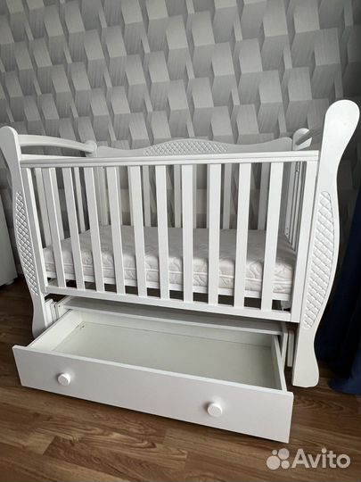 Детская кроватка с маятником белая