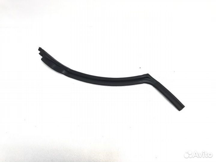 Уплотнитель стекла двери задний левый Land Rover