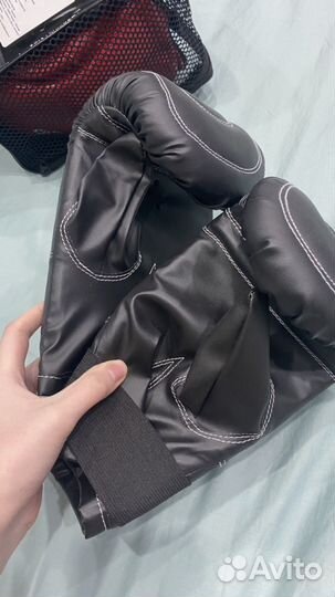 Боксерские перчатки и шлем