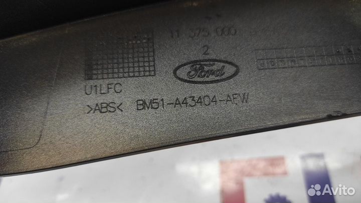 Накладка двери багажника Ford Focus 3 1750205. Красилась. Эмблема с дефектами