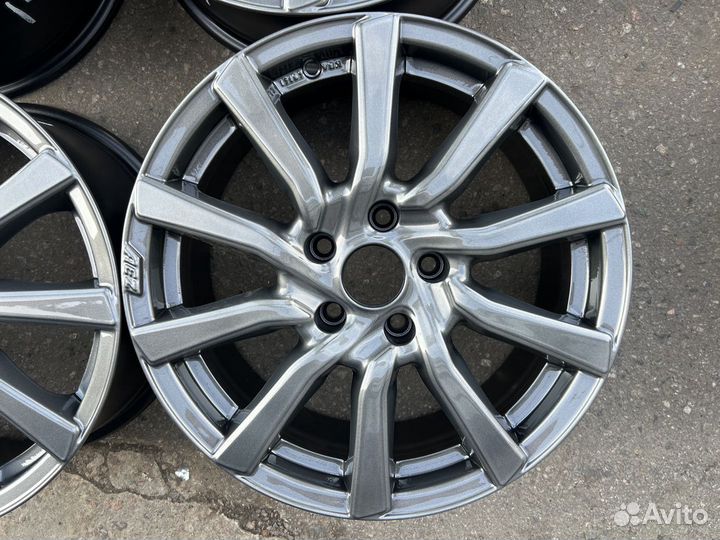 Комплект литых дисков R17 5x114.3 Dia 71.4