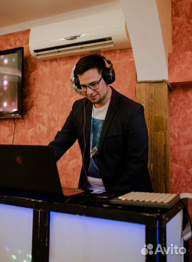 Ведущий и диджей