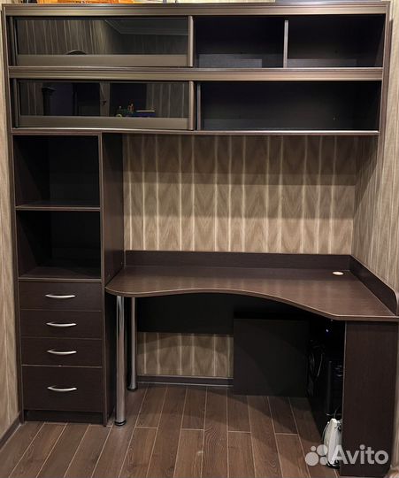 Компьютерный стол и библиотека