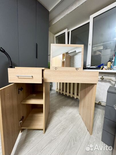 Туалетный столик с зеркалом