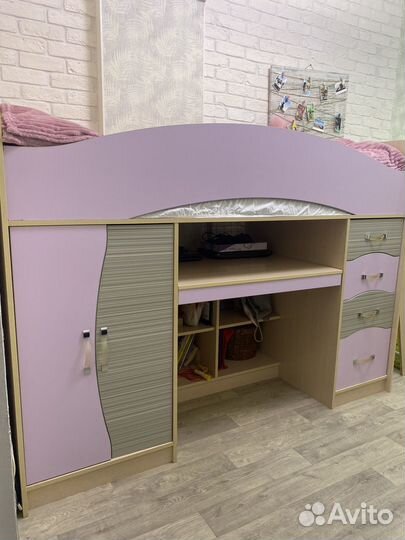 Детская кровать чердак со столом и шкафом