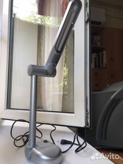 Настольный светильник с энергосберегающей лампой