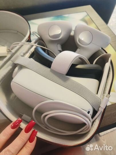 Очки виртуальной реальности с джойстиками