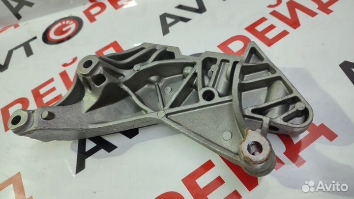 Кронштейн опоры двигателя правый Volkswagen Passat