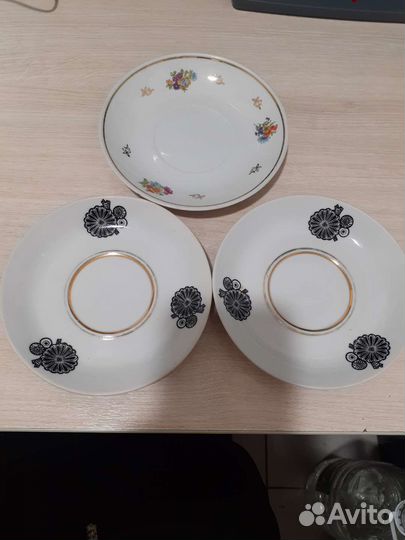 Фарфоровые блюдца