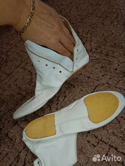 Кожаные белые чешки-сапожки