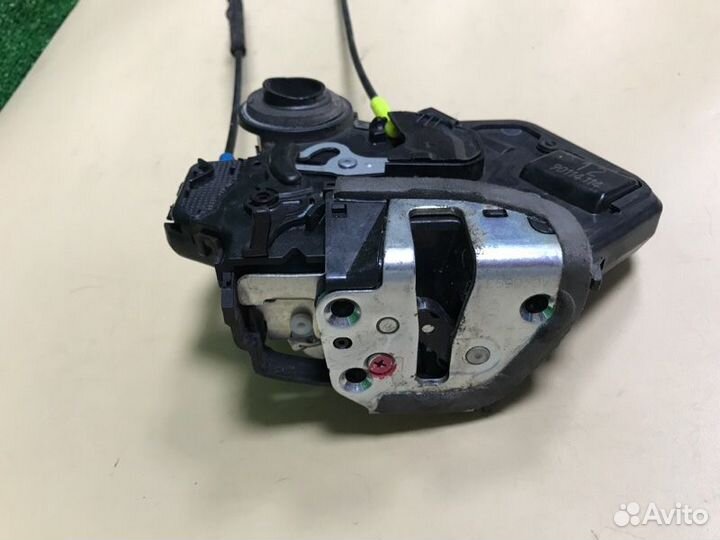 Замок двери задний правый Toyota Avensis AZT250