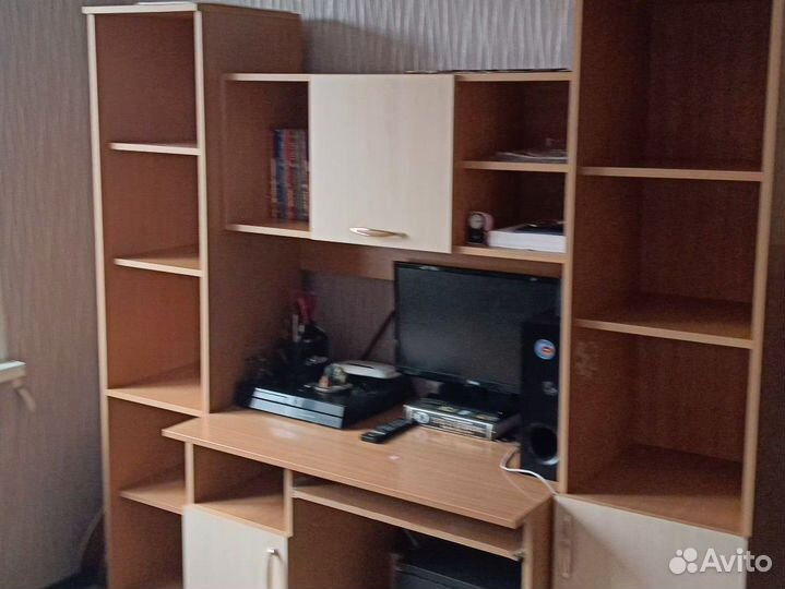 Письменный стол с ящиками и полками