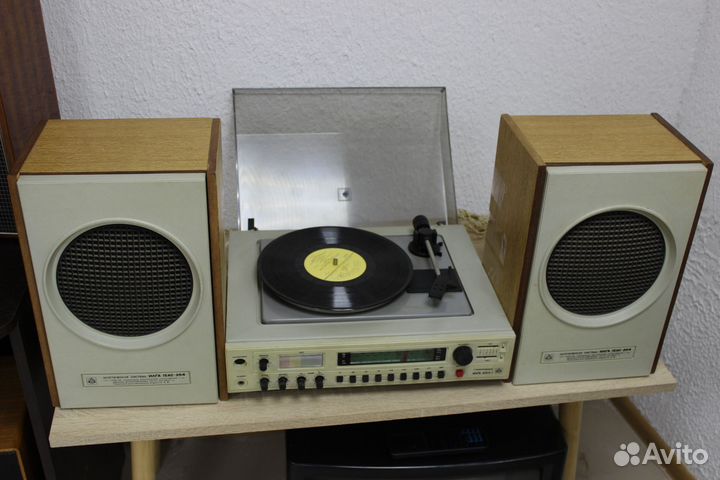 Проигрыватель виниловых пластинок