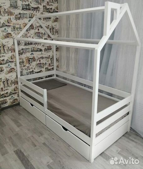 Одноярусная кровать-домик