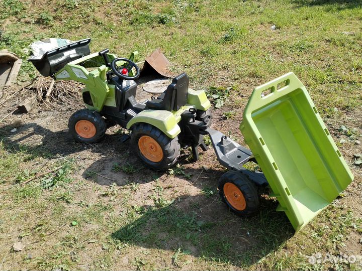 Педальный детский трактор