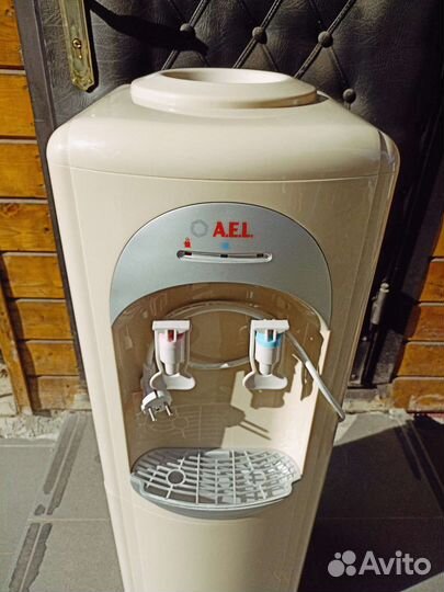 Кулер для воды напольный